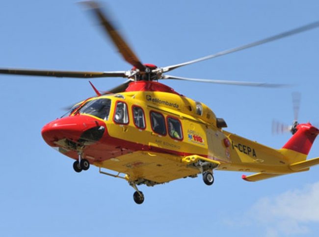 Tre feriti nello scontro tra due auto e un furgone