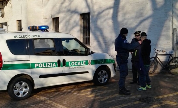 Abbiategrasso, blitz della Polizia locale alla stazione