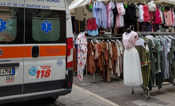 Abbiategrasso, colta da un malore al mercato, rianimata da due agenti di polizia