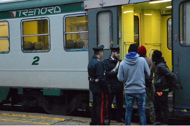 Abbiategrasso: sorpreso senza biglietto, spintona e minaccia il capotreno con un coltello