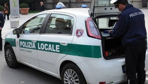 Abbiategrasso, ubriachi infastidiscono i passanti, fermato un ecuadoregno