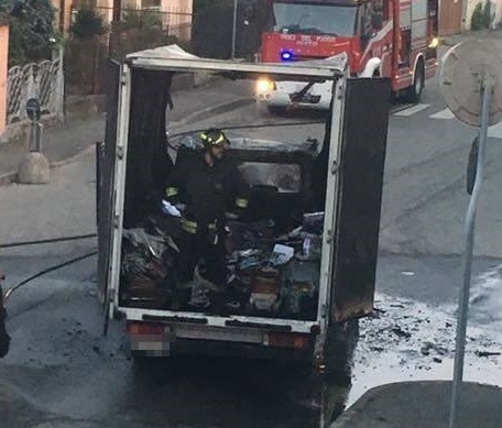 Abbiategrasso, va a fuoco il camion dei giornali. Gli autisti si salvano appena in tempo
