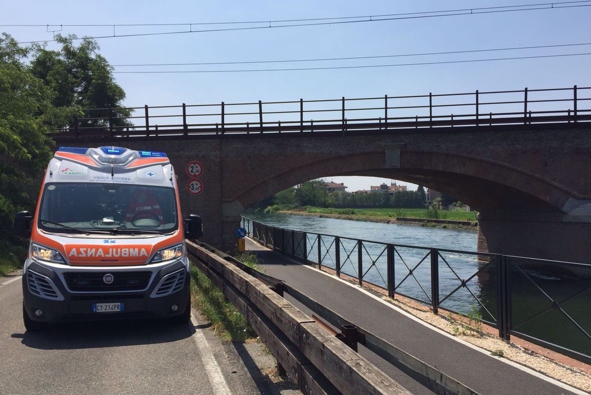 Albairate, Ciclista cade nel naviglio: tragedia sfiorata