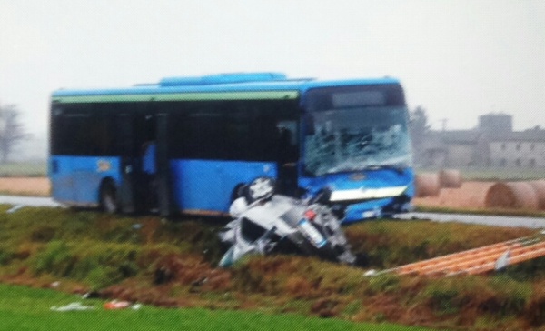 Albairate, scontro frontale auto contro pullman: muore ragazza 20enne
