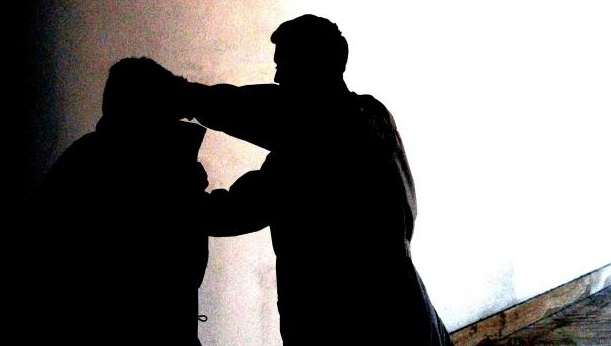 Arconate, tenta di sventare un furto e viene aggredito. Lo salva la figlia 23enne