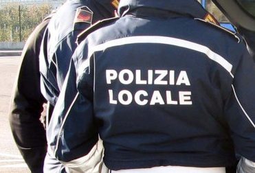 Controlli anti Covid, la Polizia Locale multa due persone