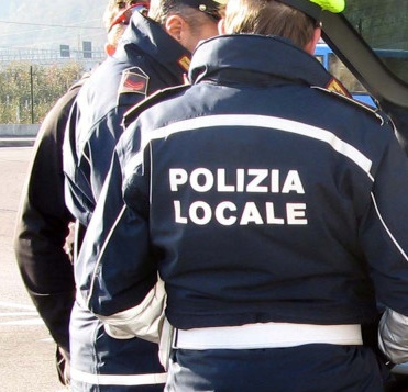 Migranti, raccolta firme a Saronno: “Vigili, siate obbiettori di coscienza e non fate multe”