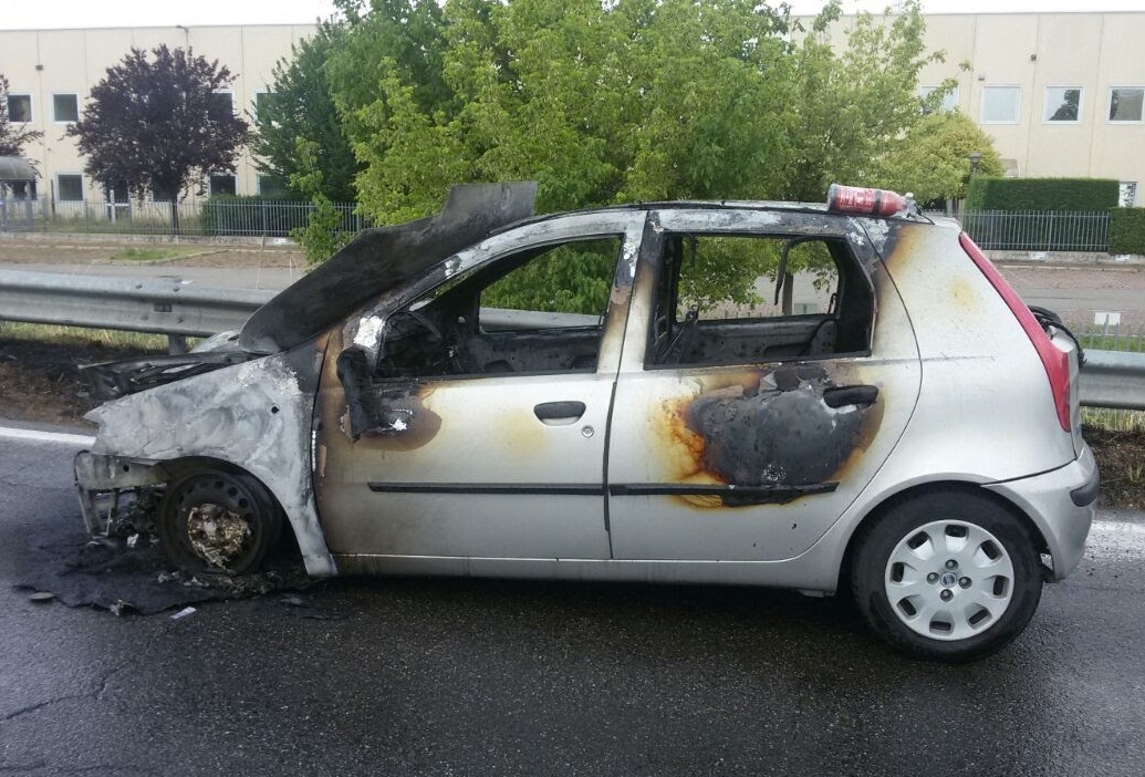 Arese, Auto in fiamme tra via Marconi e via Monte Grappa