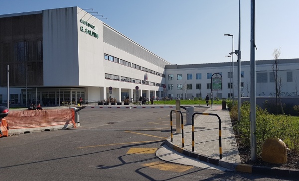 Arese, Bloccato in carrozzina dalle sbarre del parcheggio non riesce a entrare in ospedale