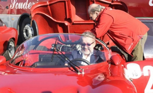 Arese, Maroni in visita all’Alfa: “Pensiamo a una corsa Milano-Dubai”