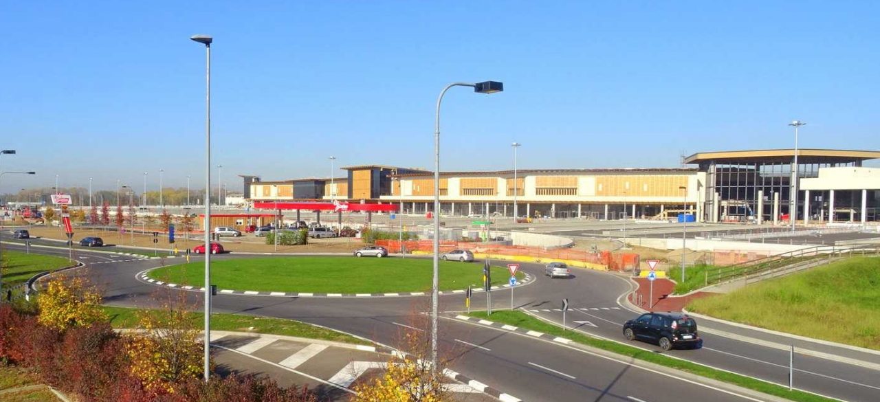 Arese, i personaggi dei cartoni sfilano per le gallerie del Centro