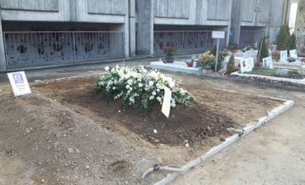 Arese, la bara arriva al cimitero ma la buca non c’è: sepoltura “congelata” per due giorni