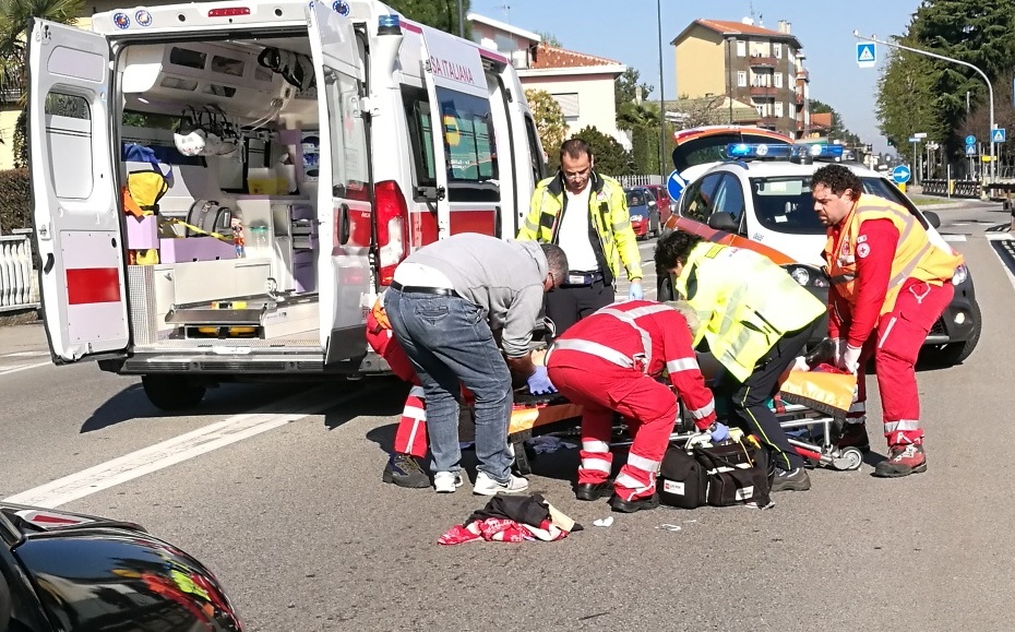 Arese, mamma e bimba di 2 anni investite da un’auto