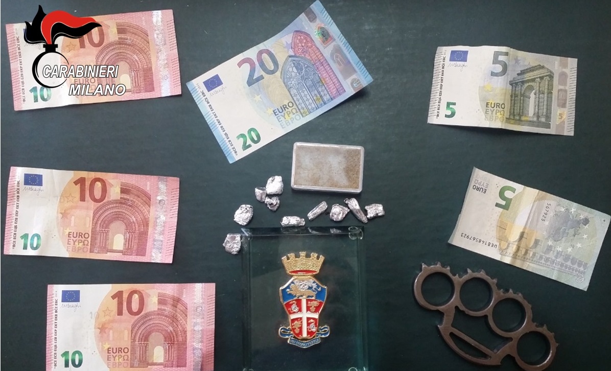 Arrivano per gli schiamazzi e trovano… la droga