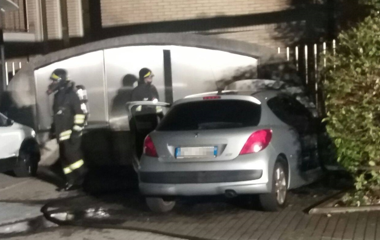 Legnano, auto in fiamme vicino ai contatori del gas