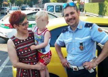 BImbo di due anni si chiude in auto: salvato dai vigili