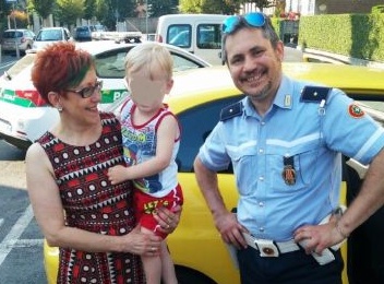 BImbo di due anni si chiude in auto: salvato dai vigili