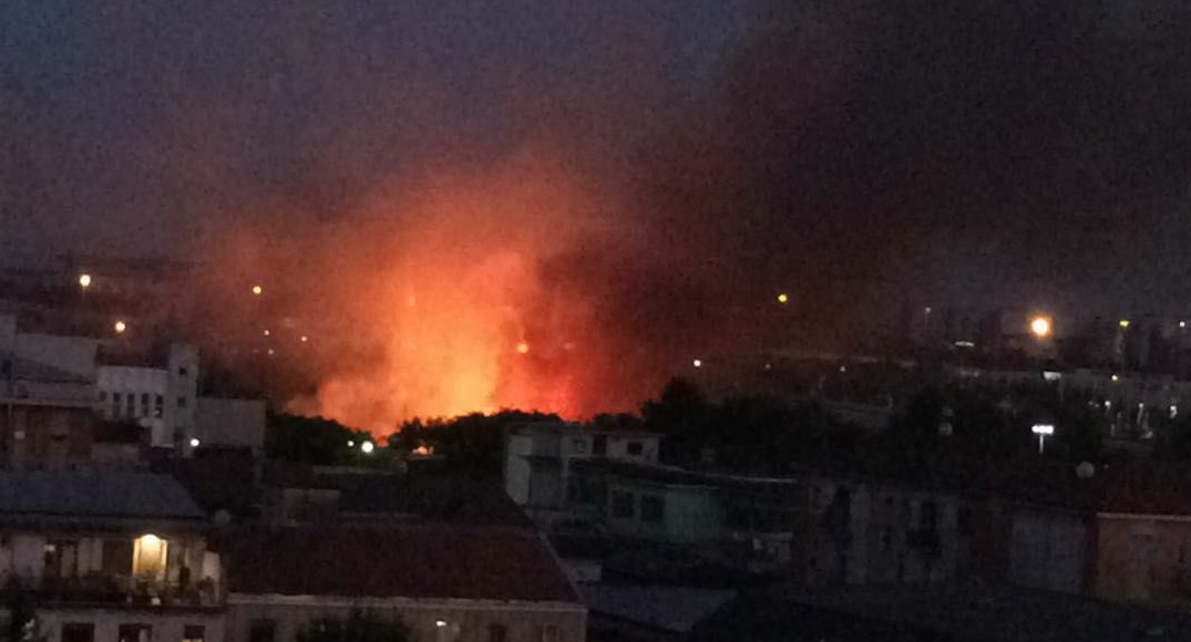 Baranzate, vasto incendio all’ex cava Ronchi