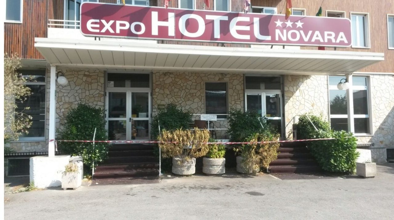 Bareggio, appiccano il fuoco all’Hotel Novara per paura che arrivino i profughi