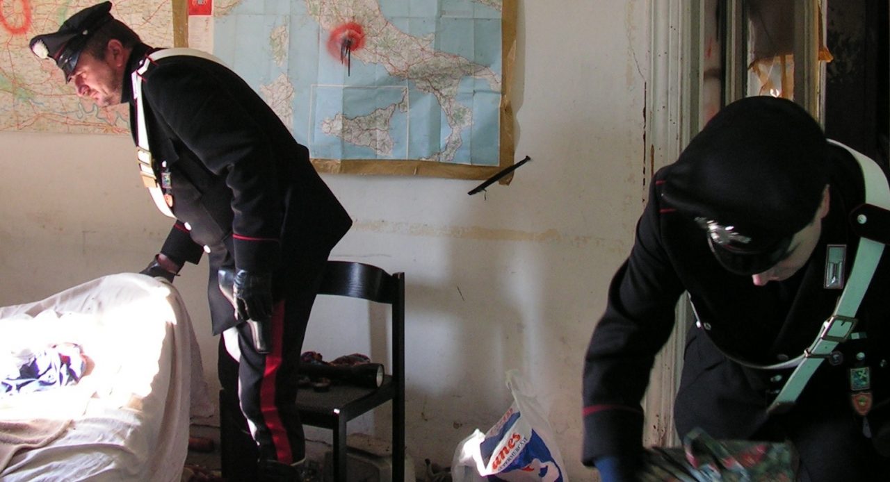 Blitz all’alba: trovati marijuana, hashish, cocaina e un macete