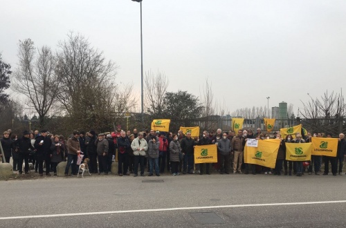 Bollate, Protesta alla Bitumati 2000 per le puzze e i rumori