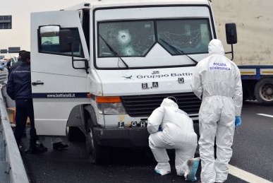Bollate: assalto a un furgone portavalori, i banditi sparano e fuggono