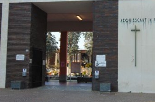 Bollate, avances tra le tombe del cimitero