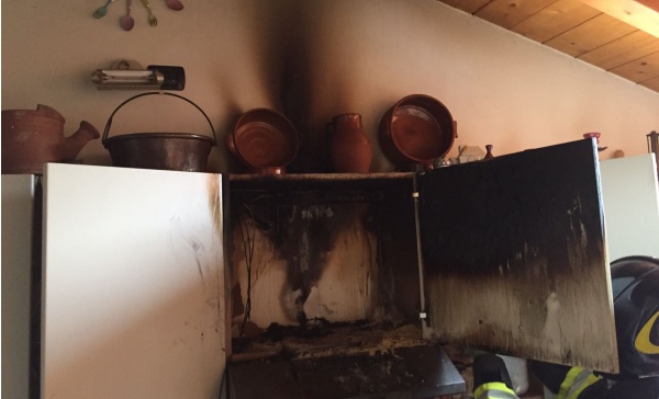 Bollate, cucina va a fuoco in un appartamento: donna in ospedale