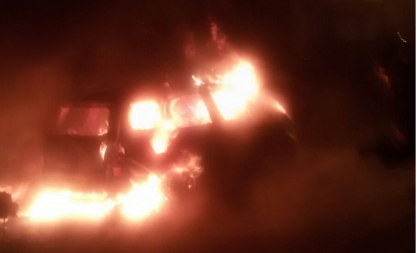 Auto in fiamme nella notte