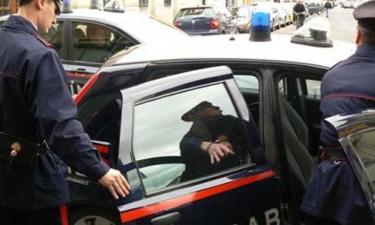 Bollate, giovane in motorino senza patente e con addosso droga e coltelli: arrestato