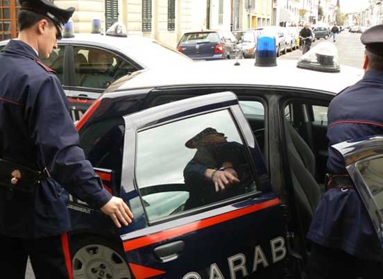 Bollate, giovane in motorino senza patente e con addosso droga e coltelli: arrestato
