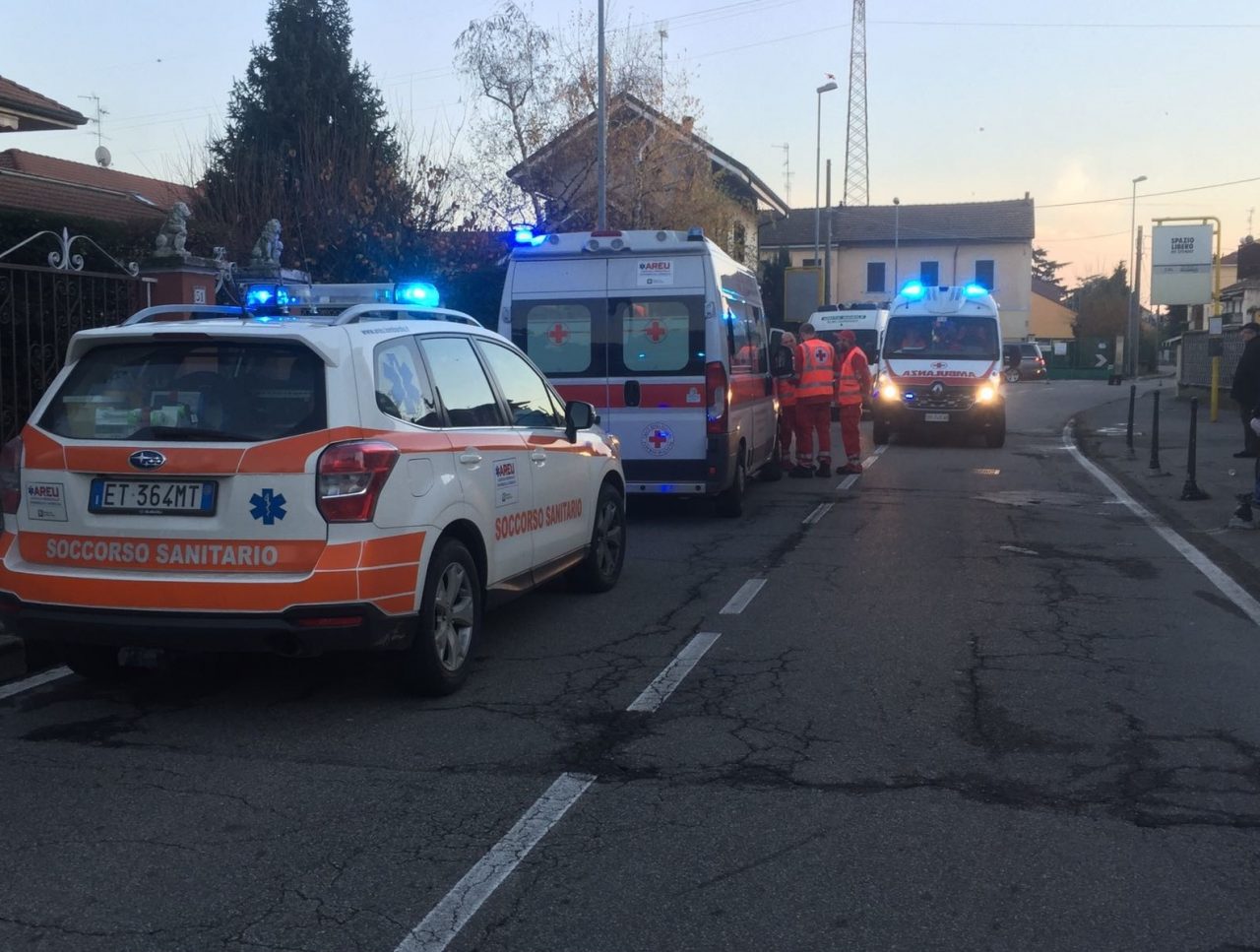 Bollate, moto sbanda e travolge pedone sul marciapiede