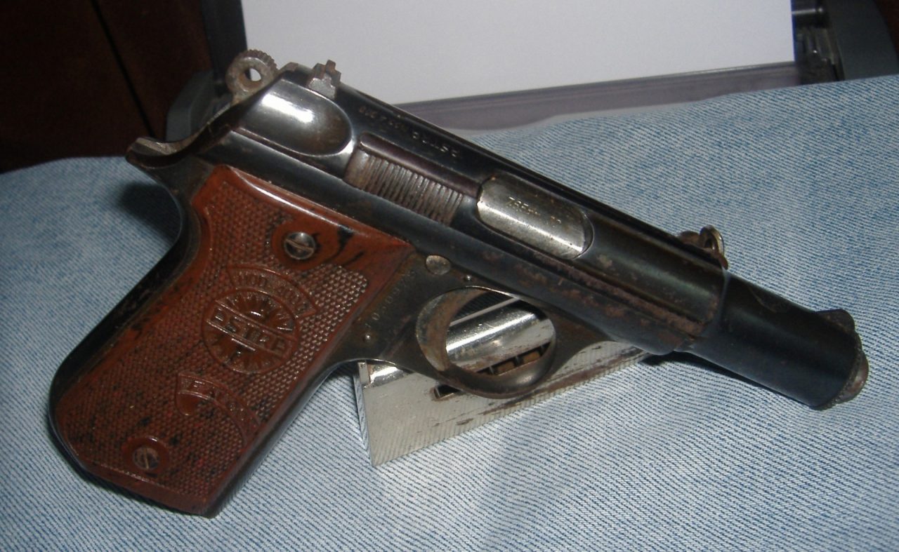 Buscate, pensionato muore pulendo la pistola