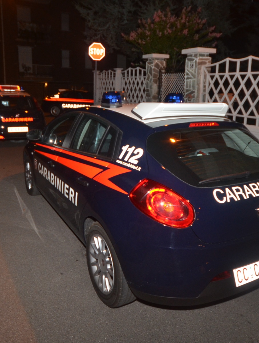 Busto Garolfo, cerca di uccidersi con un coltello da cucina: i carabinieri lo disarmano