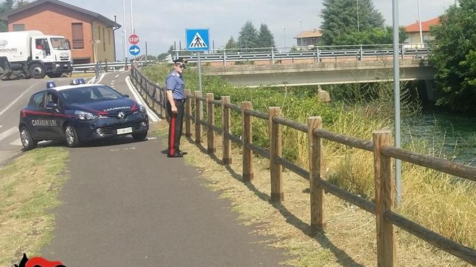 Busto Garolfo, si butta nel Villoresi per farla finita: salvato da due persone che facevano jogging