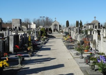 Cadono nella tomba mentre mettono i fiori: due donne in ospedale