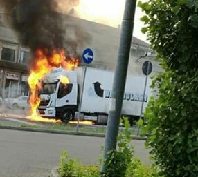 Camion a fuoco a Senago: che paura!