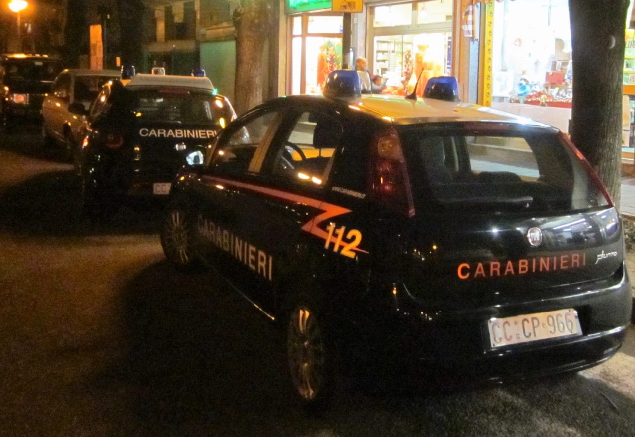 Canegrate, rapinano “Il Gigante” armati di coltello: fuggono con 3mila euro