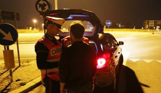 Ubriaco, investe un pedone: multato e patente ritirata