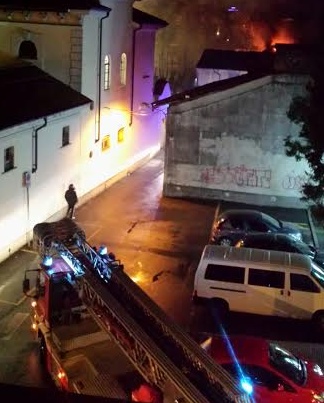 Cerro: Brucia il tetto della casa adiacente al municipio, salvi i proprietari