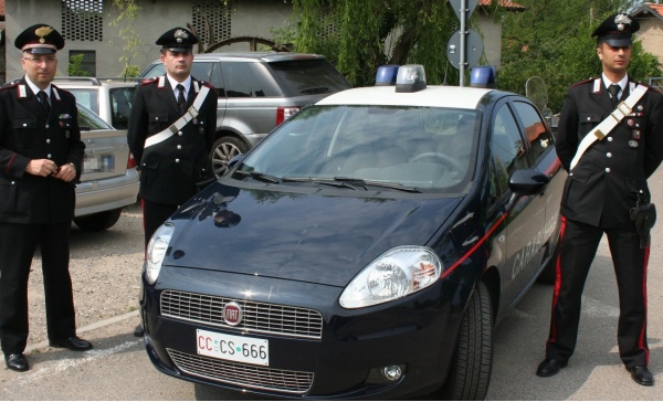 Cerro Maggiore, anziana cade in casa: i carabinieri sentono le urla, rompono la finestra e la salvano