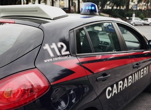 Cerro Maggiore, spacciatore si lancia dall’auto in corsa per scappare dai carabinieri: preso
