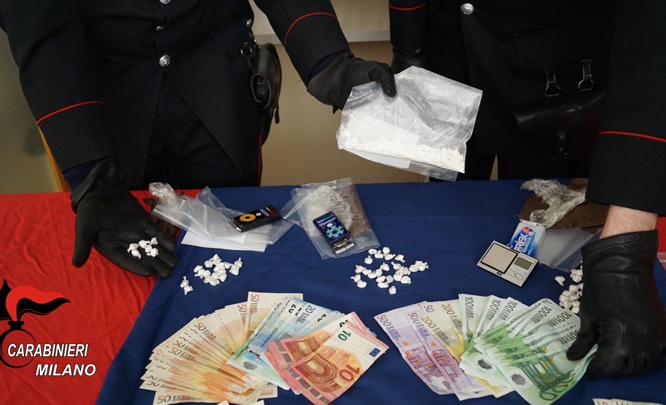 Cerro, preso spacciatore: aveva 100 dosi di cocaina e 18mila euro