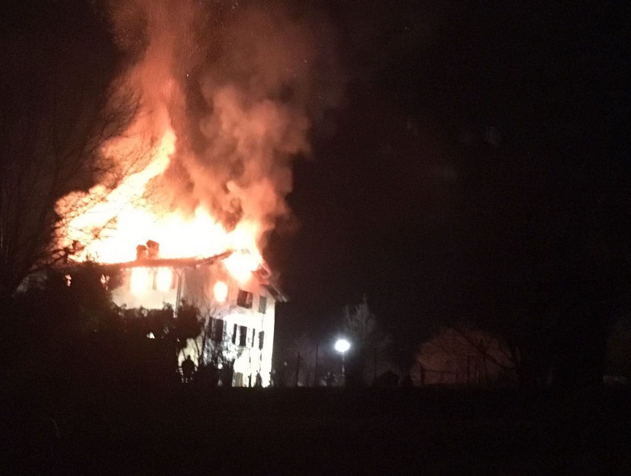 Cesate, casa a fuoco: notte di paura in via Adda