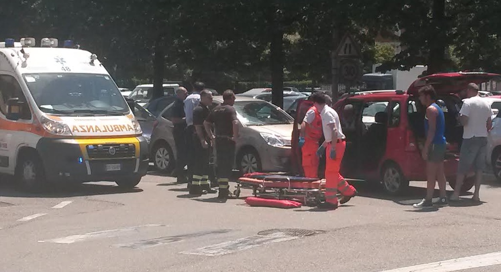Rho, colpito da malore provoca un frontale su corso Europa: tre auto coinvolte