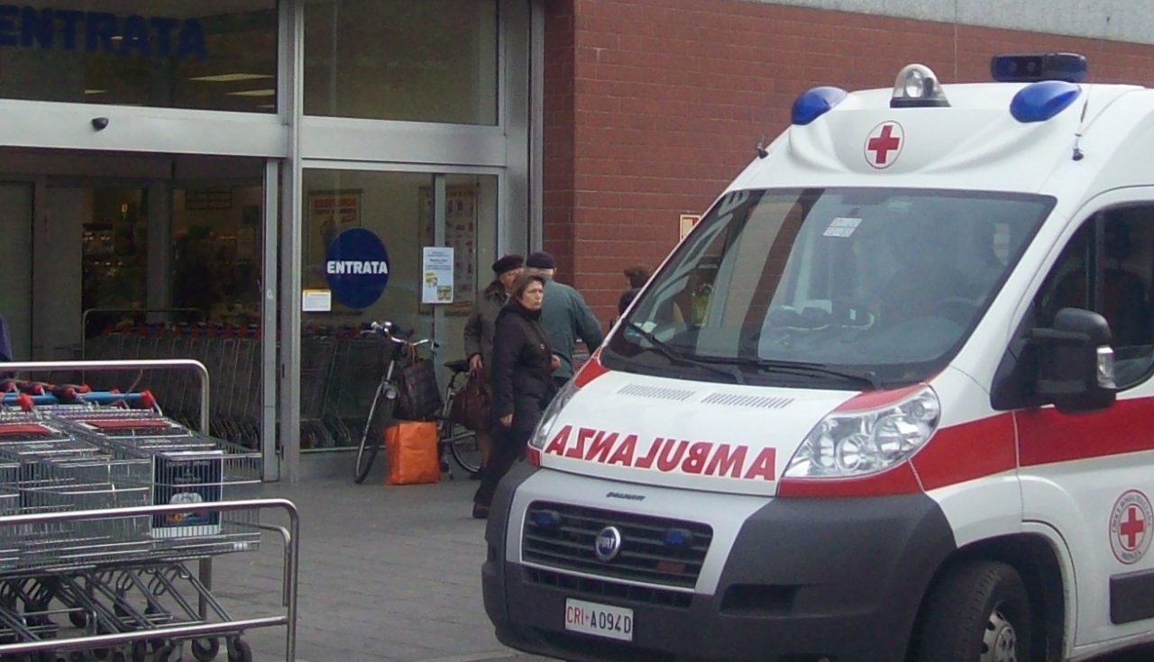 Corbetta, 70enne ha un malore all’Esselunga