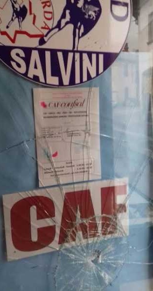 Corbetta, sassi contro le vetrine della Lega