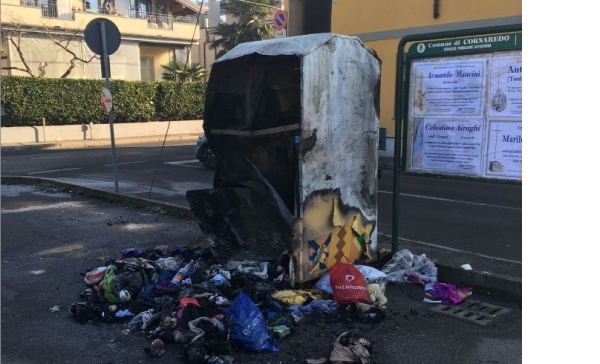 Cornaredo, distrutto con i petardi il cassonetto della Caritas