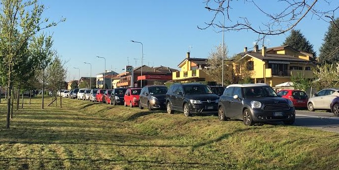 Cornaredo, giardino di tulipani. “Ma perchè non si fanno le multe per divieto di sosta?”