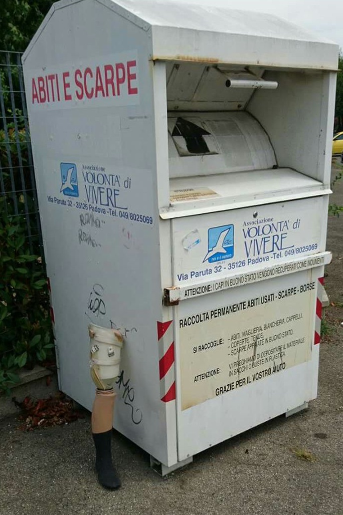 Cornaredo, nei cassonetti della Caritas anche una protesi